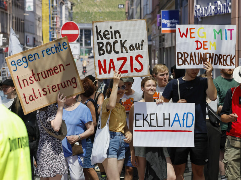 Demoplakate: Linke zeigen Andersdenkende gerne den sinnbildlich den Mittelfinger