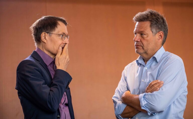 Karl Lauterbach (l.) und Robert Habeck: Wenn es nach Meinung der Deutschen geht sind sie an Beliebtheit die größten Verlierer in der Bundesregierung Foto: picture alliance/dpa | Michael Kappeler