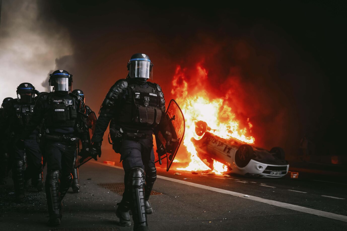 Polizisten versuchen der Lage Herr zu werden: In ganz Frankreich gibt es gewaltsame Krawalle, nun wurden Spenden gesammelt