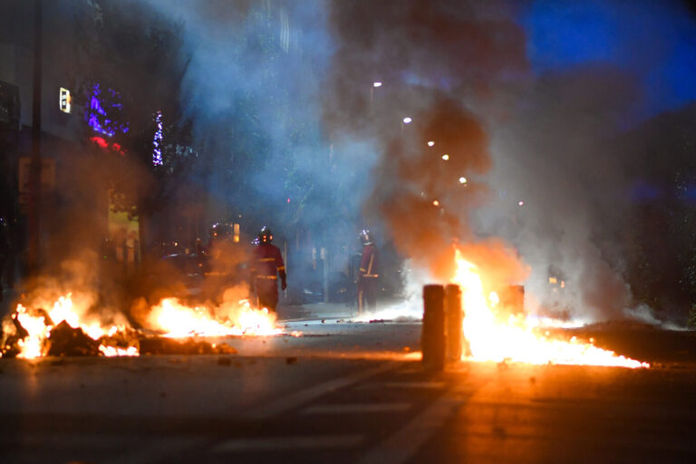 Straßenzüge in Frankreich gleichen einem Kriegsgebiet durch die Ausschreitungen.