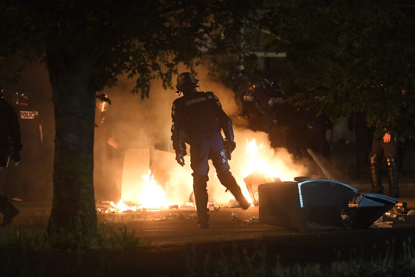 Polizist in Frankreich steht allein einem Feuer gegenüber. In Frankreich herrscht Bürgerkrieg.