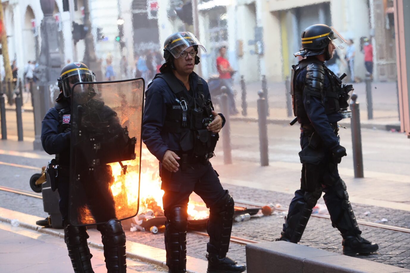 Polizisten versuchen die Ausschreitungen in Frankreich unter Kontrolle zu bringen