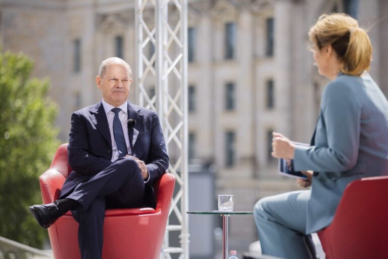 Im ARD-Sommerinterview äußerte sich der Bundeskanzler zu Zuwanderung und erstmals auch zu den schweren Ausschreitungen in Frankreich Foto: picture alliance/dpa | Christoph Soeder