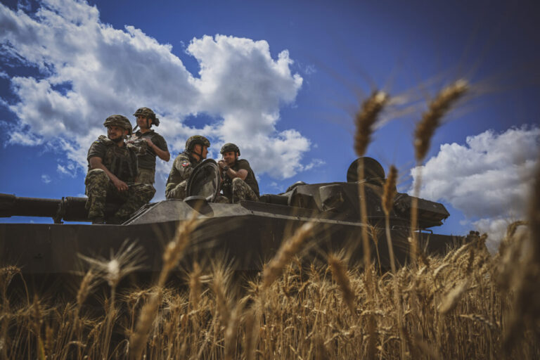 Ukrainische Soldaten auf einem Panzer im Getreidefeld: Der Krieg in der „Kornkammer der Welt“ wirkt sich auch negativ auf den weltweiten Getreidehandel aus, die Bundesregierung appelliert an Putin Foto: picture alliance / AA | Ercin Erturk