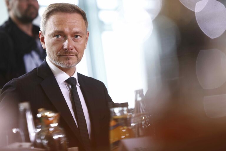 Für Bundesfinanzminister Christian Lindner (FDP) ist das Verbot von „Payment for Order Flow“ PFOF das falsche Signal und schadet Kleinanlegern Foto: picture alliance / ASSOCIATED PRESS | Michele Tantussi