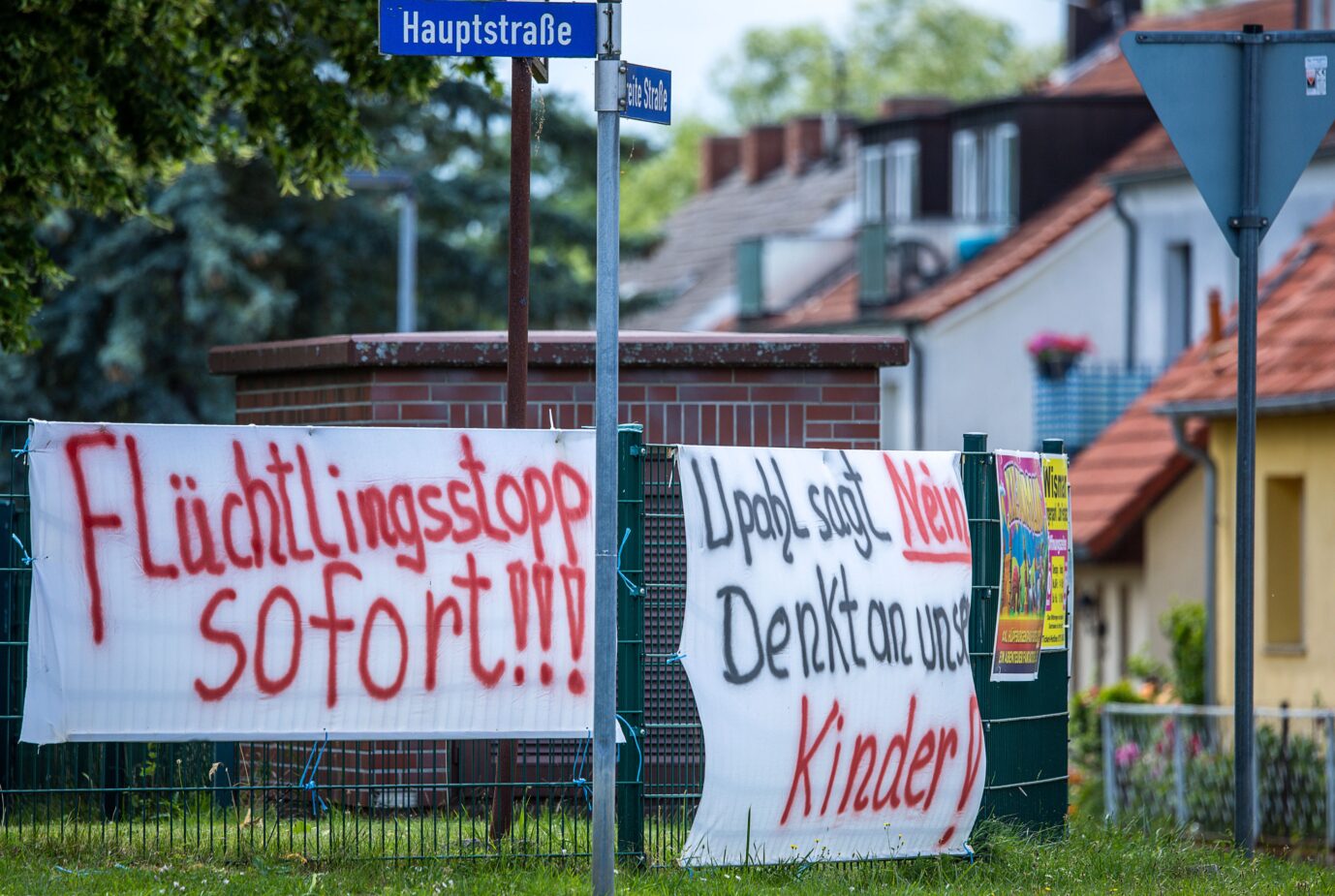400.000 Asylbewerber müssen untergebracht werden. Ins mecklenburgische 500-Einwohner-Dorf Upahl sollen 400 kommen. Die Menschen protestieren.