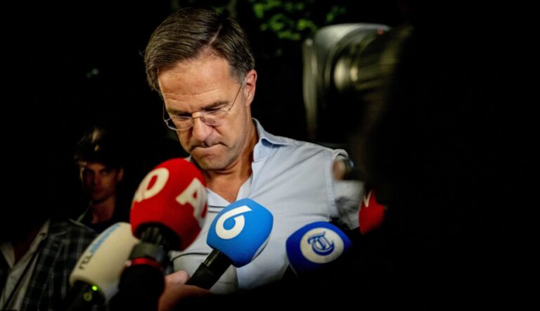 2023-07-07 01:59:25 DEN HAAG  Premierminister Mark Rutte nach der Konsultation bei General Affairs über den Asylansatz. Die Regierung steht aufgrund schwieriger Verhandlungen über ein Migrationspaket unter großem Druck, bei dem insbesondere die Einschränkung des Zustroms von Asylbewerbern zu großen Spannungen zwischen den vier Koalitionsparteien führt. ANP ROBIN UTRECHT