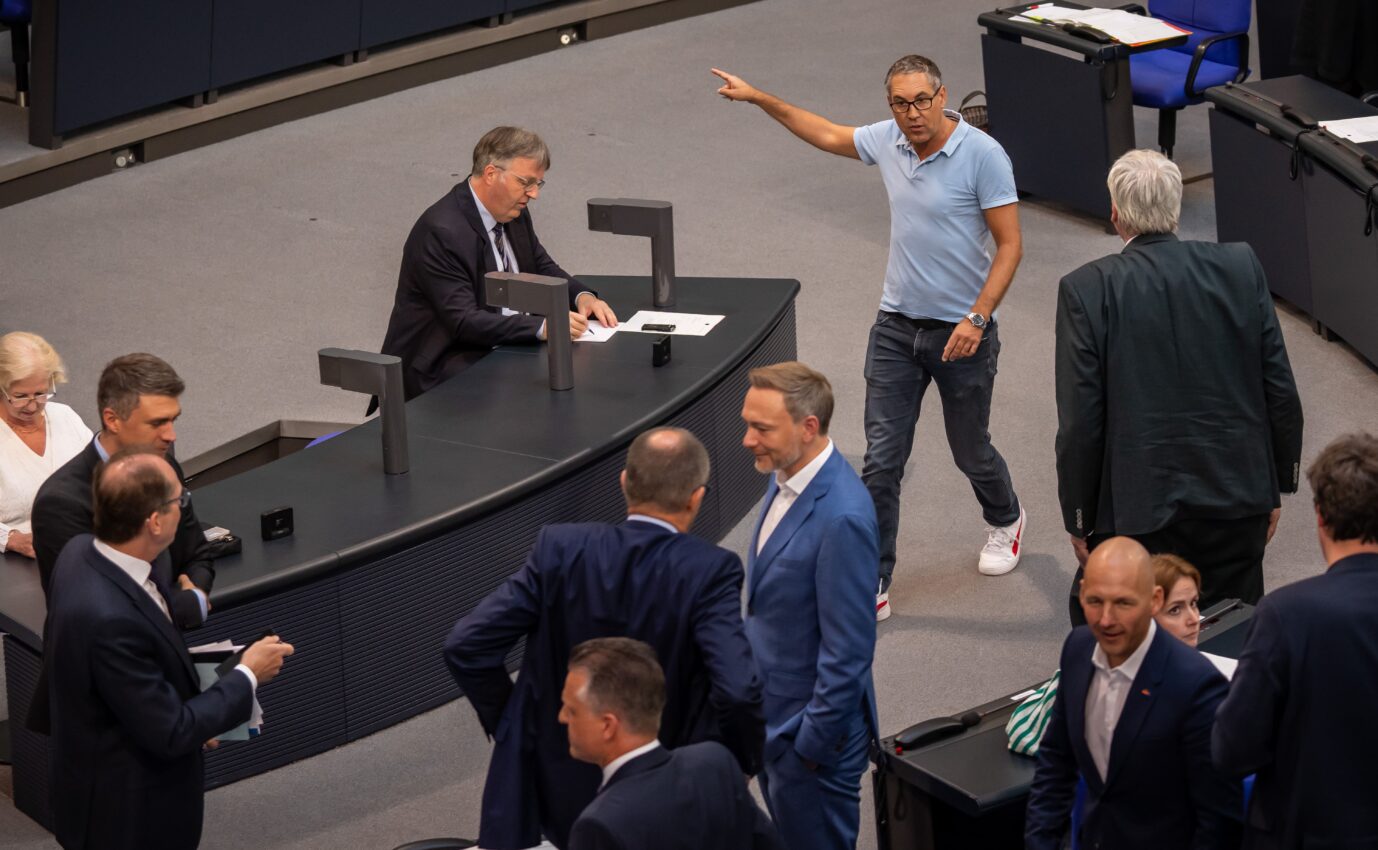 Michael Schrodi (SPD) läuft brüllend durch den Plenarsaal in Richtung Union und kassiert dafür ein Ordnungsgeld in der letzten Sitzung vor der Sommerpause im Bundestag.