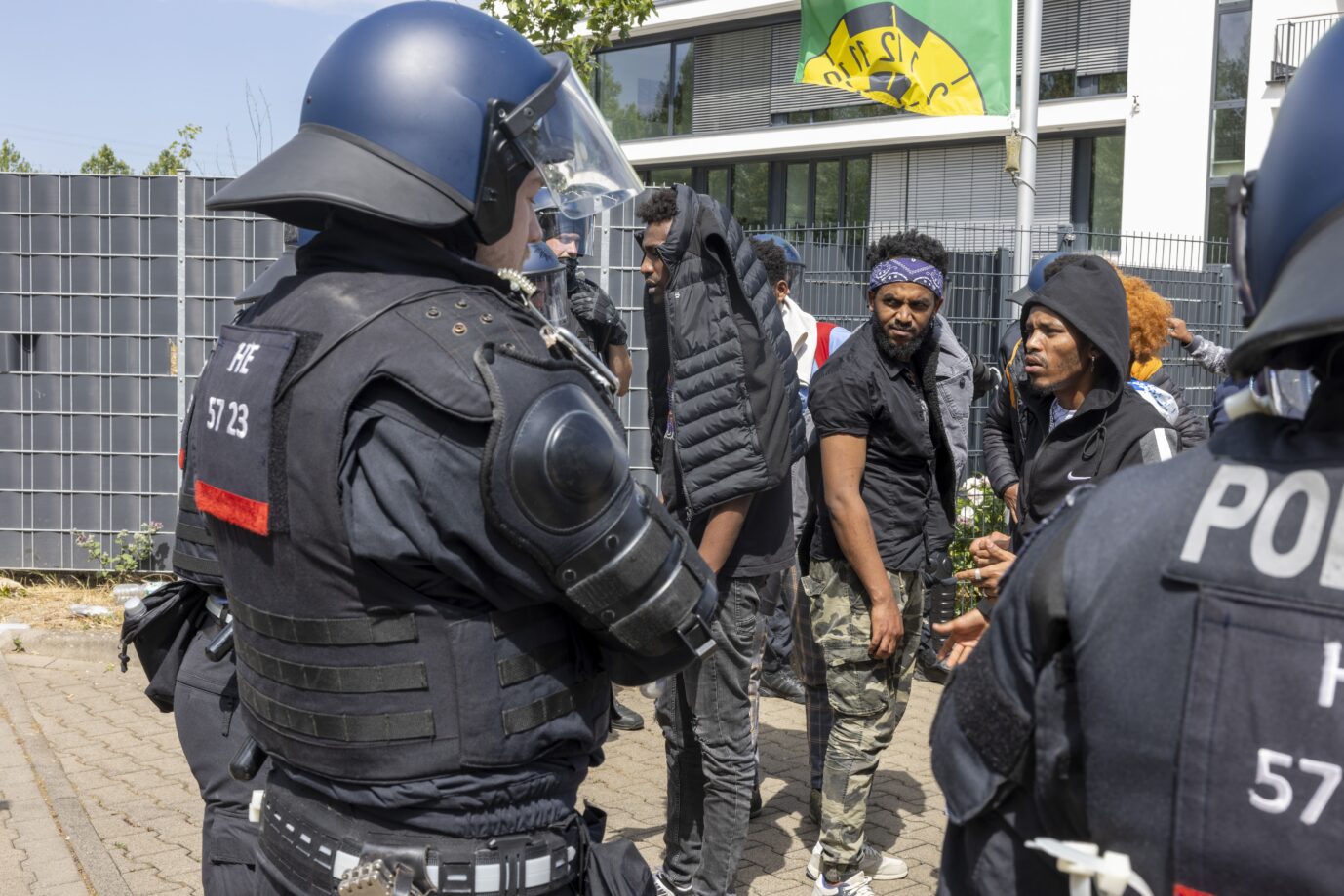 Polizisten haben vor Beginn des Eritrea-Festivals in Gießen eine Gruppe von Menschen umringt. Im Zusammenhang mit dem umstrittenen Eritrea-Festival in Gießen hat die Polizei am Samstag Schlagstöcke und Pfefferspray eingesetzt. Mehrere Menschen hätten versucht, eine Polizeikette zu durchbrechen, teilten die Beamten auf Twitter mit.