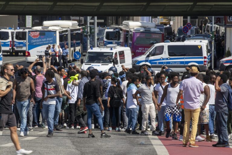 Teilnehmer der Gegendemonstration von dem Eritrea-Festival in Gießen gehen durch die Stadt. Nach den Ausschreitungen rund um das umstrittene Eritrea-Festival in Gießen hat sich die Lage nach Einschätzung der Polizei am Samstagnachmittag wieder etwas beruhigt, insgesamt seien im Tagesverlauf mehrere Hundert Personen kontrolliert worden. Die Polizei versuchte die Gegendemonstranten immer wieder vom Festival-Ort fernzuhalten, und hatte dazu berittene Polizei und Wasserwerfer vor Ort ohne sie aber einzusetzen.