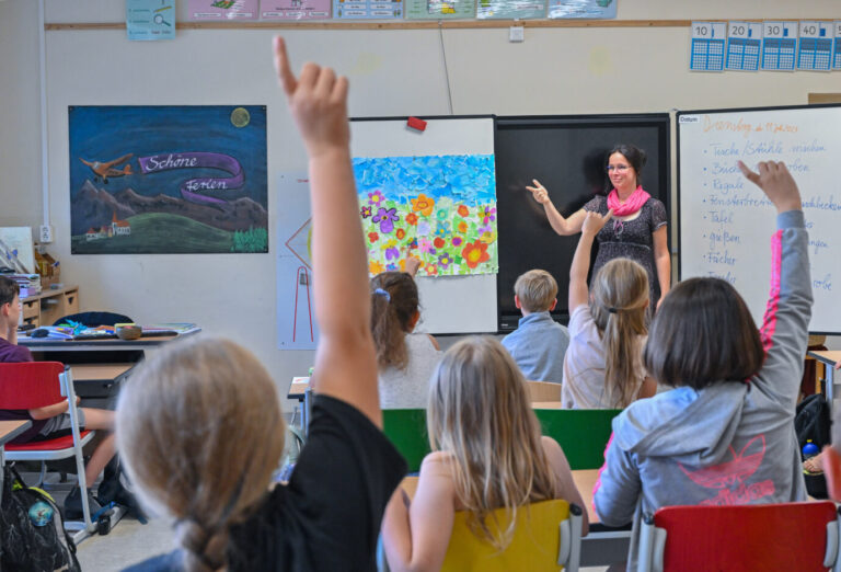 Die Lehrerin Lydia Nülken unterrichtet eine 3. Klasse der Grundschule «Am Mühlenfließ» in einem Klassenraum mit einem von ihr und den Kindern gestalteten Kreidezeichnung mit der Aufschrift «Schöne Ferien» (gestellte Aufnahme). Am 12.07.2023 ist der letzte Schultag in Berlin und Brandenburg. In zwei Tagen beginnen in Brandenburg die Sommerferien. Die Schulferien beginnen am 13.07.2023 und enden am 26.08.2023. Sie haben eine Dauer von insgesamt 45 Tagen. Die Deutsche Minderheit in Polen erhält demnächst mehr Geld für den Deutschunterricht.