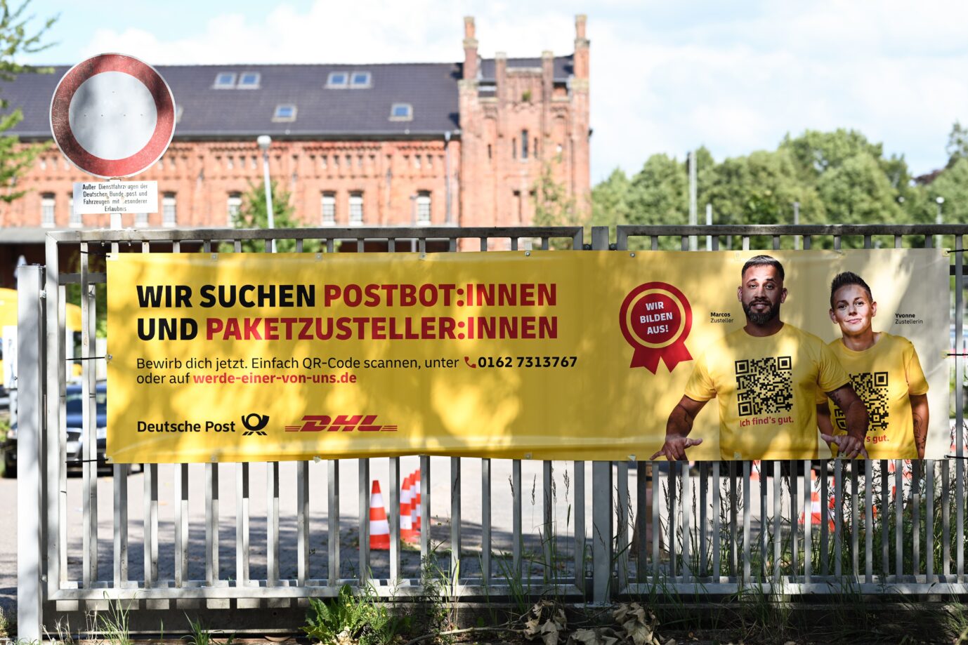 Was sagt der Rechtschreibrat? Mit Bannern in Gendersprache sucht die Deutsche Post nach Azubis.