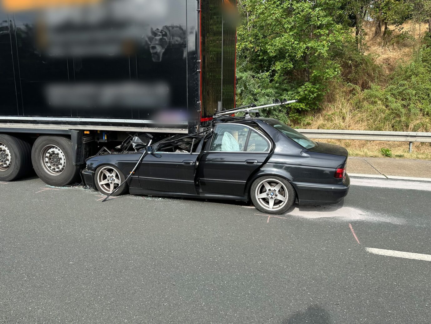 Ein Auto hat sich bei einem Auffahrunfall auf der A73 bei Nürnberg unter einen Lastwagen geschoben. Der Fahrer zog sich schwere Verletzungen zu. (zu dpa: "Autofahrer in Stau auf A73 verletzt - Blockade von Letzter Generation") - Usage only in Germany