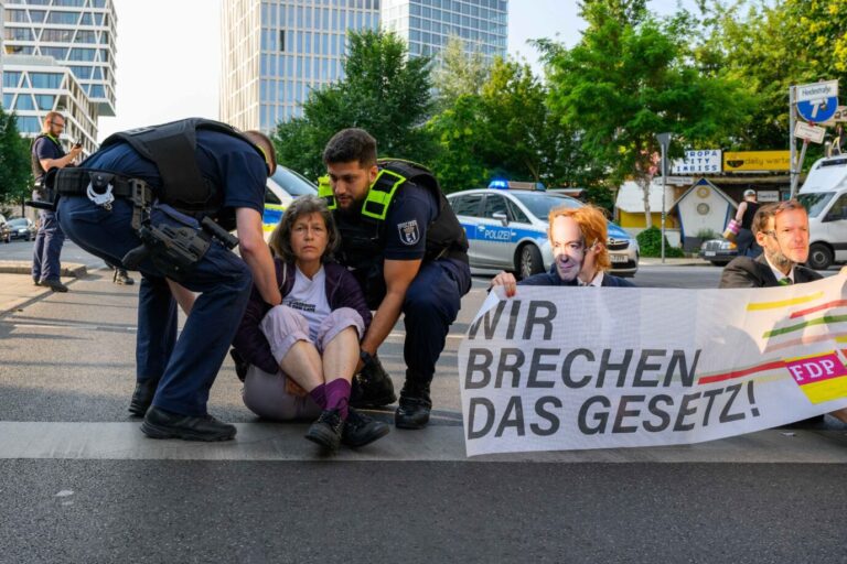 Letzte Generation: Sitzblockade der Letzten Generation in Berlin