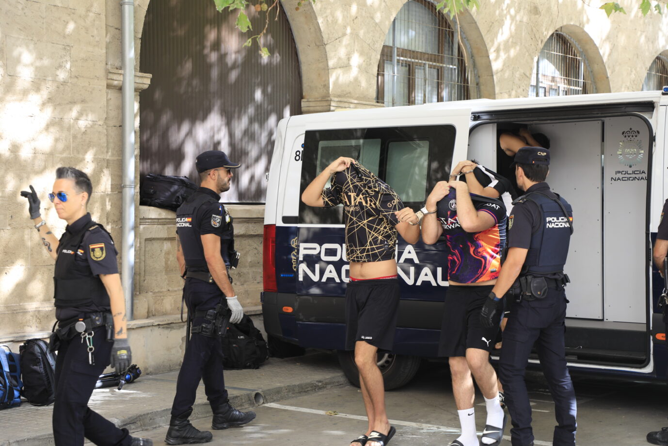 Polizisten führen die Verdächtigen zum Termin mit dem Haftrichter auf der Balearische Insel. Alle mutmaßlichen Täter haben einen Migrationshintergrund Foto: picture alliance/dpa | Clara Margais