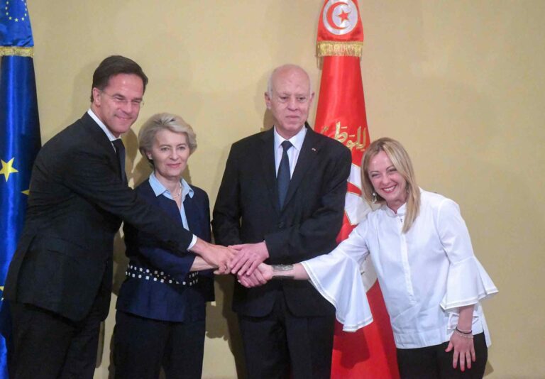 Bei der Unterzeichnung des Migrationspaktes (v.l.n.r.): Der niederländische Ministerpräsident Mark Rutte, EU-Kommissionspräsidentin Ursula von der Leyen, der Präsident von Tunesien Kais Saied und die italienische Ministerpräsidentin Giorgia Meloni.