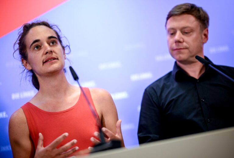 Carola Rackete (l), Umwelt und Flüchtlingsaktivistin, und Martin Schirdewan sprechen bei einer Pressekonferenz der Partei Die Linke. Die Bundesvorsitzenden der Linken schlagen Rackete als Kandidatin für die Europawahl 2024 vor.