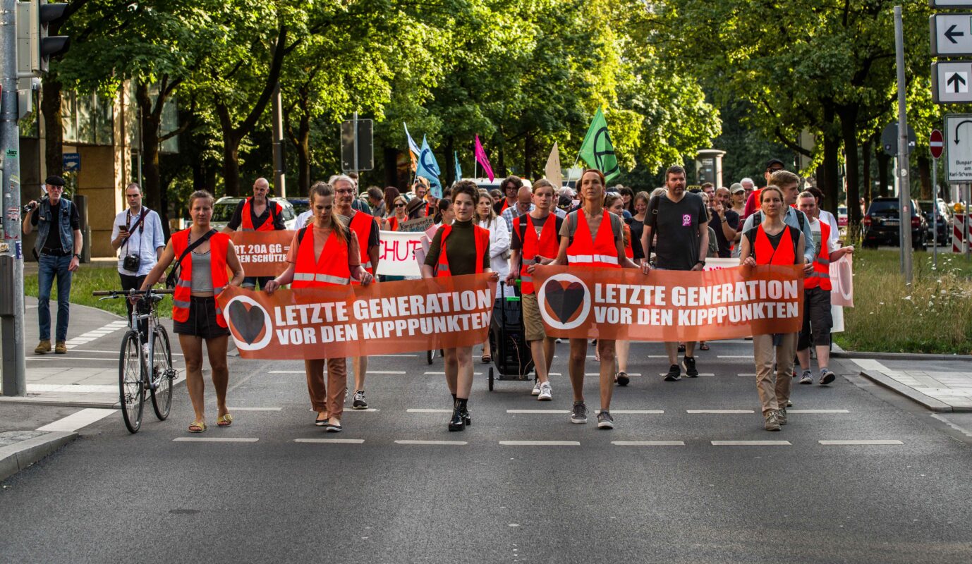 Anhänger der Gruppe „Letzte Generation“ demonstrieren für mehr Klimaschutz: Werden sie Gewalt bald als vermeintlich legitimes Protestmittel in ihre Aktionen integrieren?
