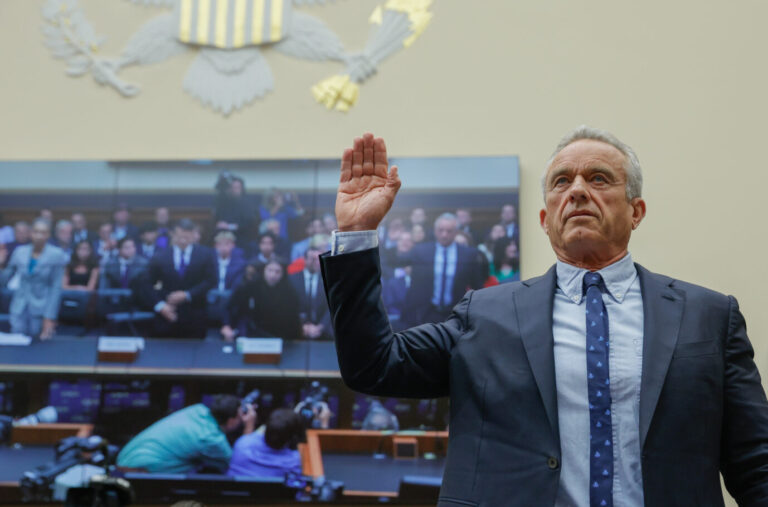 Das Bild zeigt Robert F. Kennedy Jr., der vor einer Anhörung des Justizausschusses des Repräsentantenhauses über die Bundesregierung am Donnerstag, den 20. Juli 2023 in Washington DC vereidigt wird