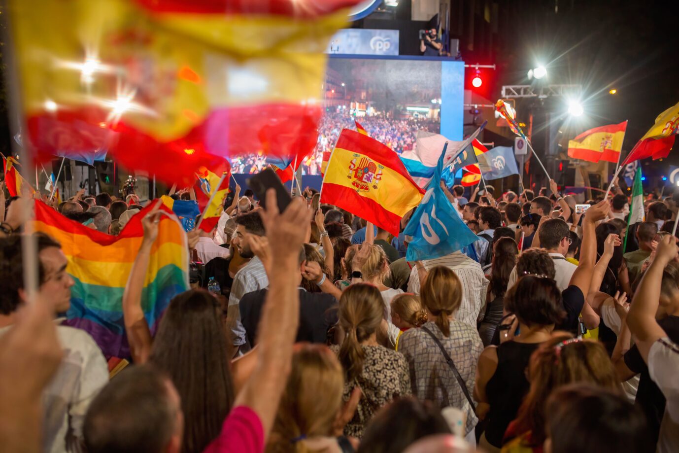 Spanien: Anhänger des Wahlsiegers PP jubeln in Madrid. Doch es reicht nicht zu einer regierungsfähigen Mehrheit.
