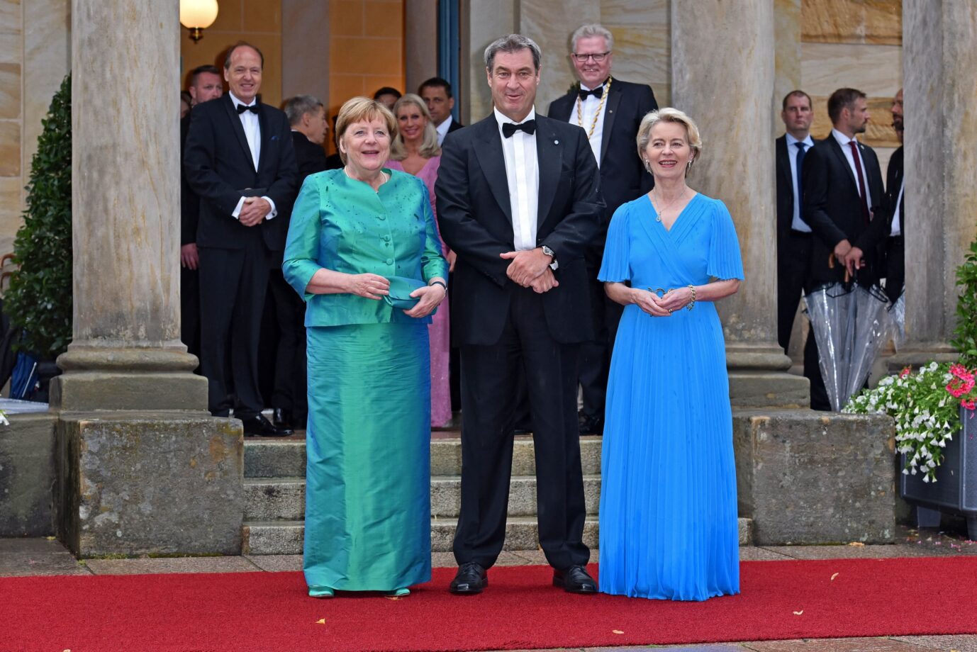 Bedrohliche Umfrage: Bayerns Ministerpräsident Markus Söder (CSU) am Dienstag mit Altkanzlerin Angela Merkel (CDU, links) und EU-Kommissionspräsidentin Ursula von der Leyen (CDU) bei den Bayreuther Wagner-Festspielen.