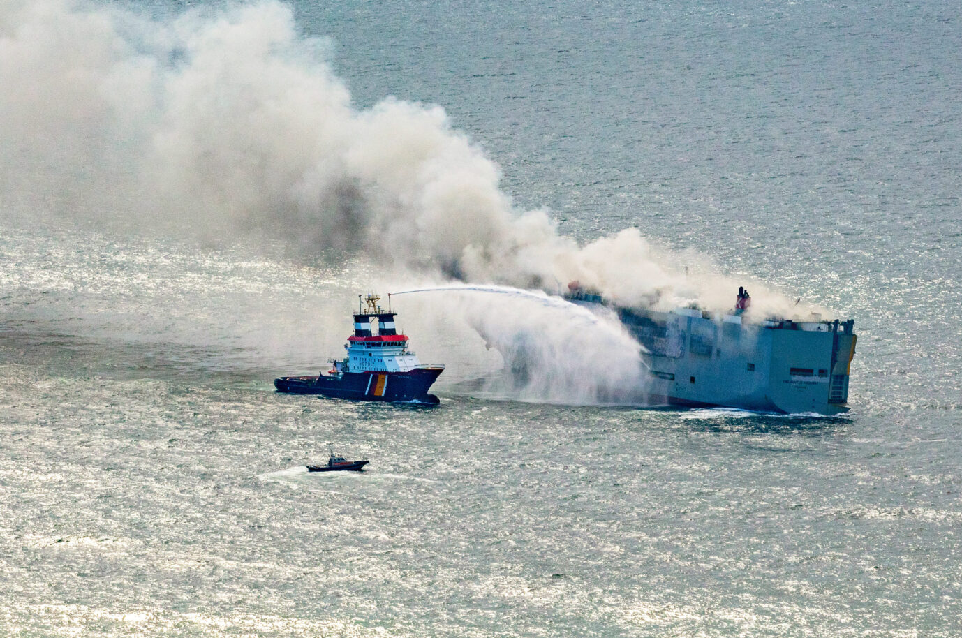 Feuer-Risiko E-Auto: Der mit Elektrofahrzeugen beladende Frachter brennt vor der niederländischen Nordseeküste.
