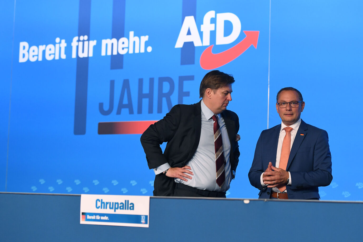 Maximilian Krah steht neben Tino Chrupalla beim 14. AfD-Parteitag in Magdeburg.