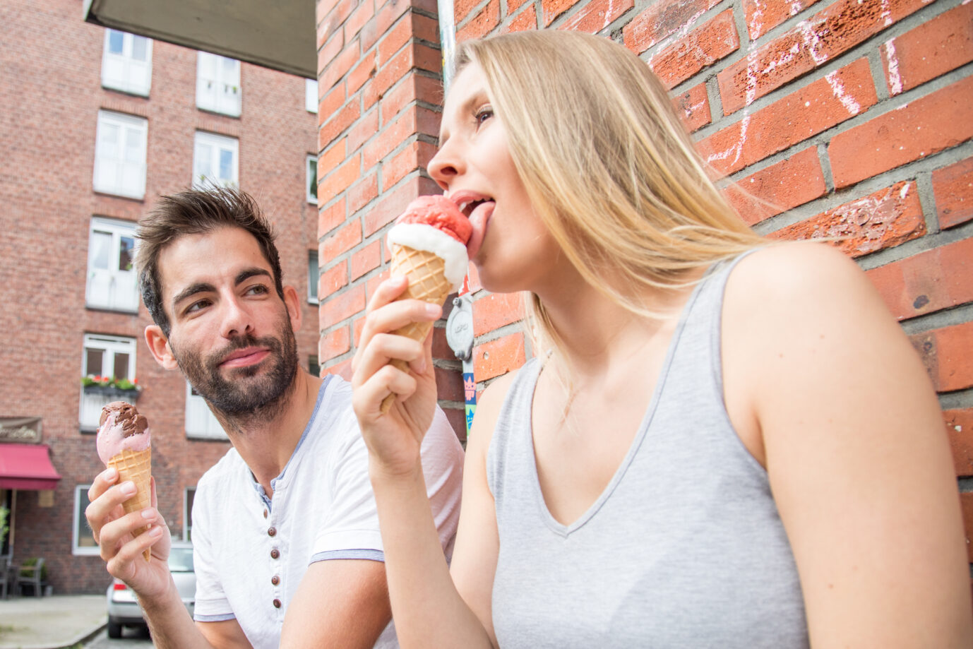 Mann und Frau beim Eisessen: Ist es öbszön, dies in der Öffentlichkeit zu tun?