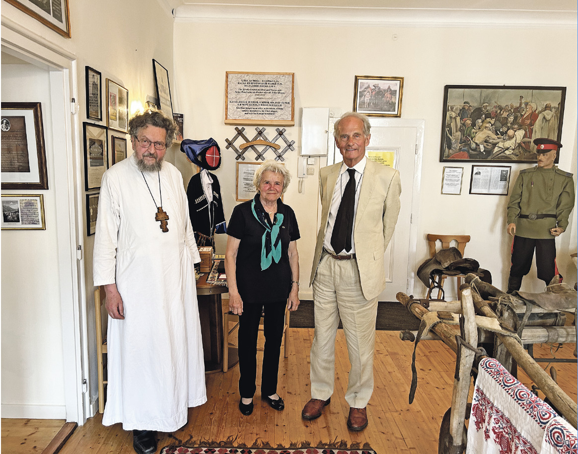 Das Bild zeigt von links nach rechts Priester Georg Kobro, Erika Pätzold und Nikolai Tostoi, die Hüter des Kosakenmuseums.