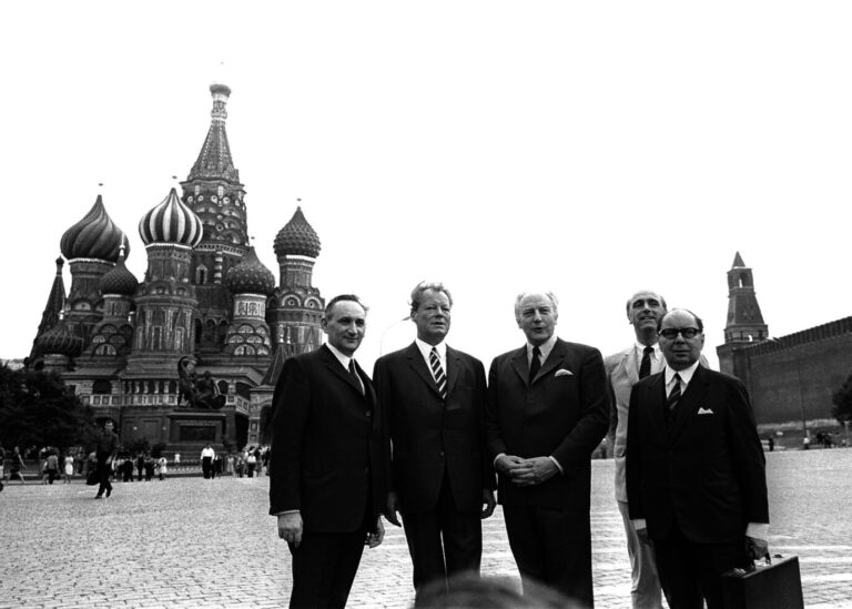 Bundeskanzler Willy Brandt (SPD) bei einem Moskaubesuch – die in der Rückschau widersprüchliche Ostpolitik der Bundesrepublik hatte deutsche Interessen im Blick Foto: picture-alliance / Sven Simon | SVEN SIMON