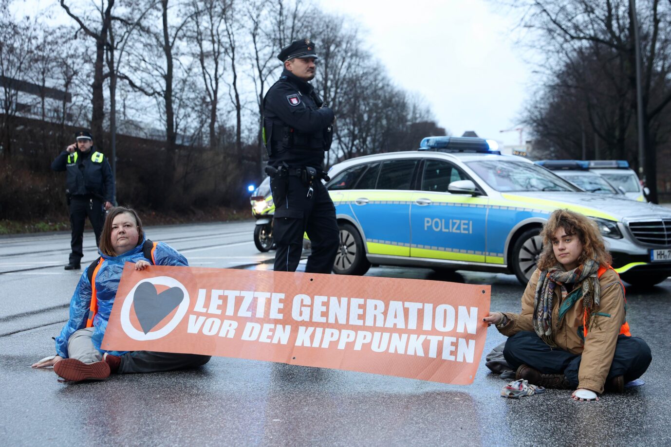Polizisten lösen einen Protest der Klimakleber auf – viele von Ihnen sympathisieren mit den Aktionen Foto: picture alliance/dpa/Bodo Marks | Bodo Marks