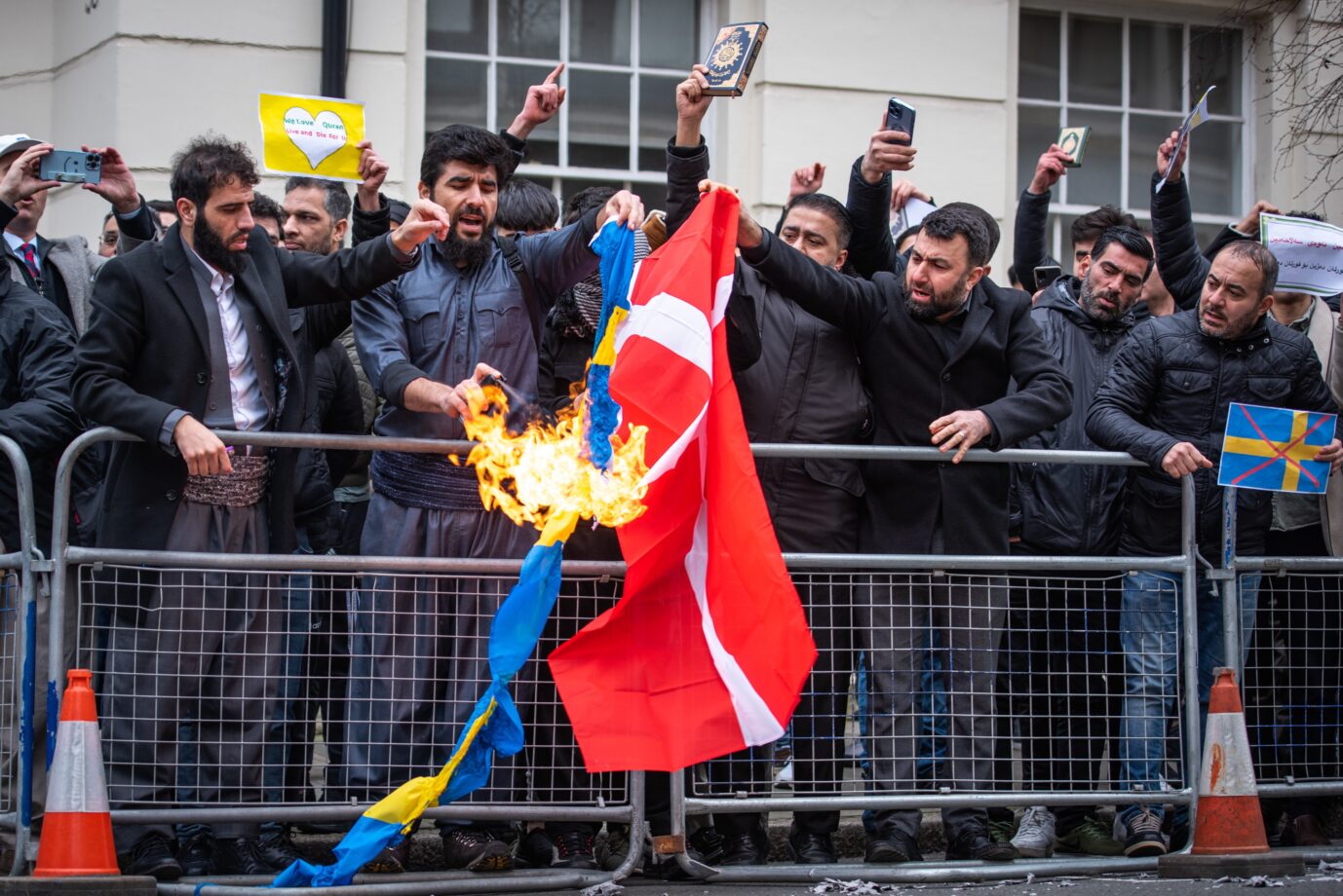 Dänemark will womöglich in Zukunft gegen Koranverbrennungen vorgehen – eine Reaktion auf teils gewalttätige Proteste? Foto: picture alliance / ZUMAPRESS.com | Loredana Sangiuliano
