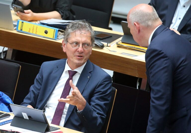 Berlins Senator für Stadtentwicklung Christian Gaebler (SPD) steht im Feuer, weil er einen Parteifreund ohne Ausschreibung zum vorübergehenden Geschäftsführer des ehemaligen Flughafens Tempelhof gemacht hat Foto: picture alliance/dpa | Wolfgang Kumm