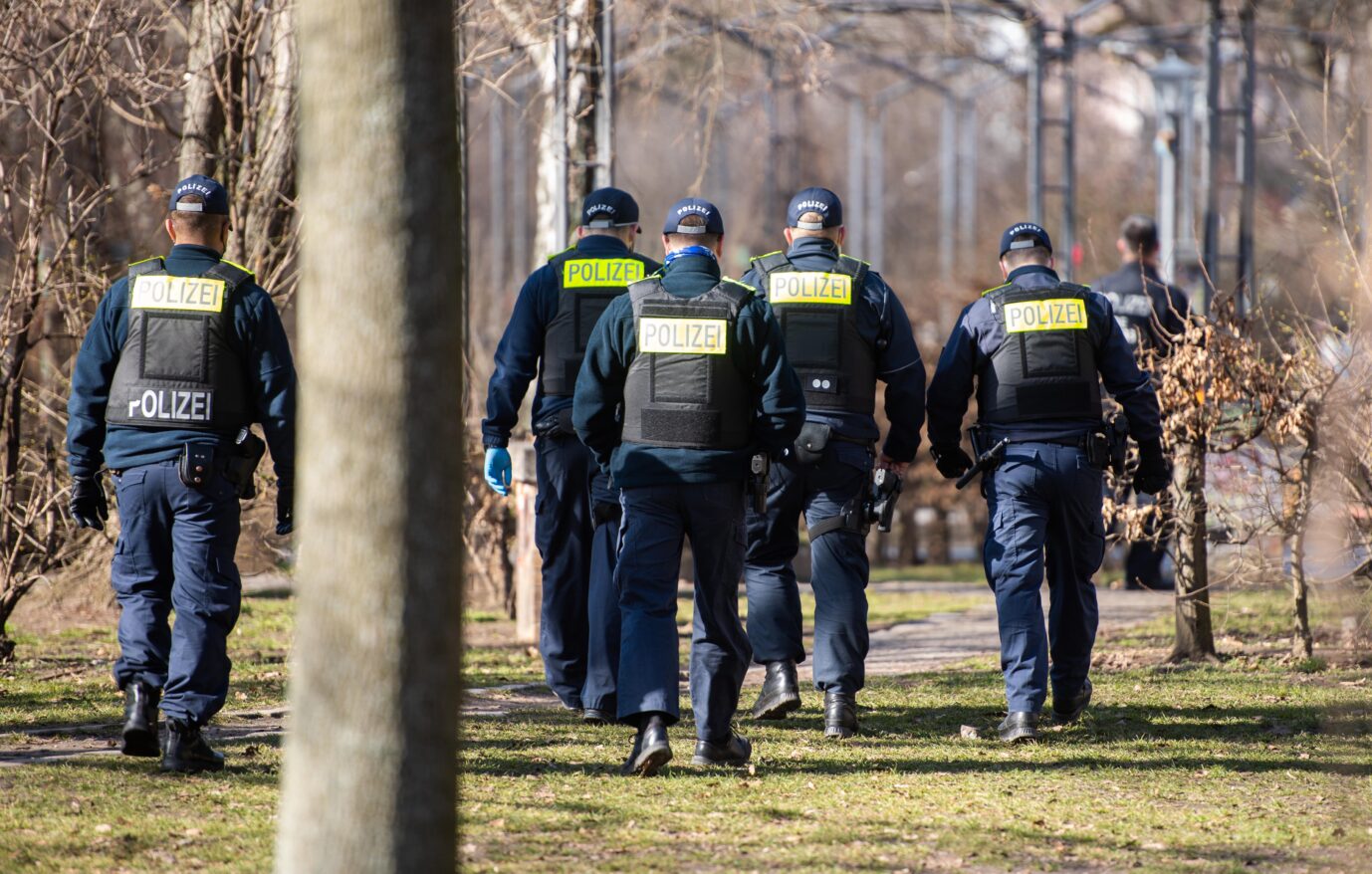 Berlin Polizeibeamte patrouillieren nach einer schweren Straftat durch den Görlitzer Park in Berlin.
