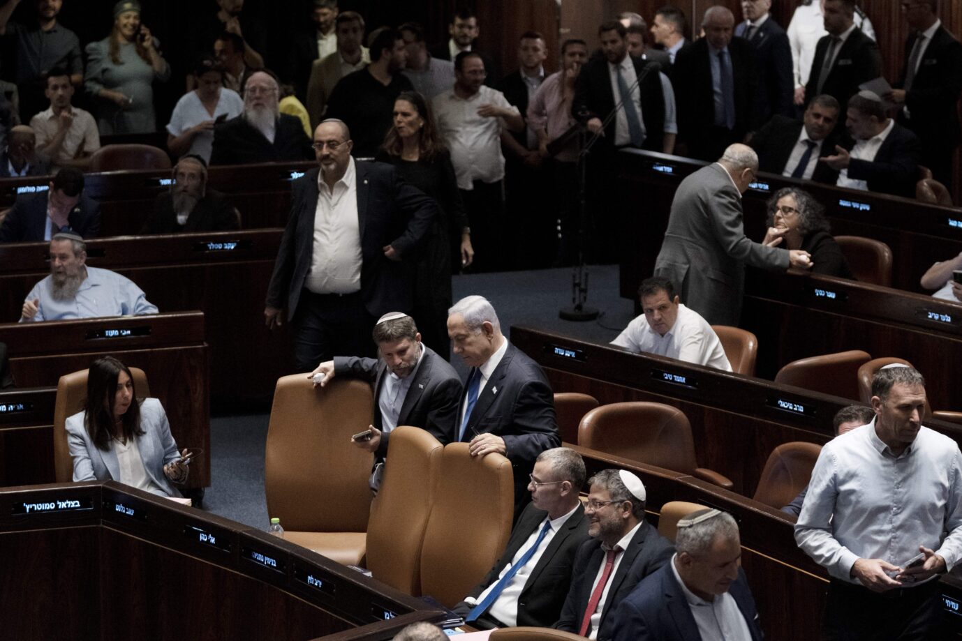 Israels Premierminister Benjamin Netanyahu (Mitte, blaue Krawatte) während der Debatte im Knesset – der Politiker wurde noch kurz vor dem Termin am Herzen operiert Foto: picture alliance / ASSOCIATED PRESS | Maya Alleruzzo