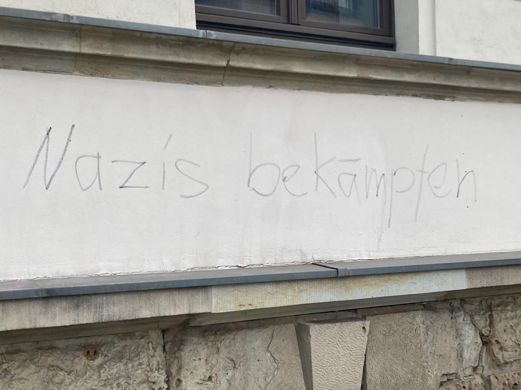 In der Nähe des Tatortes in Leipzig prangt ein Graffiti, das in Zusammenhang mit dem Anschlag stehen könnte.