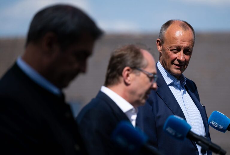 Bayerns Ministerpräsident Markus Söder (links, CSU), CSU-Chef Alexander Dobrindt und CDU-Chef Friedrich Merz bei einer Pressekonferenz im bayerischen Andechs – gemeinsam in den Ökosozialismus?Foto: picture alliance/dpa | Sven Hoppe