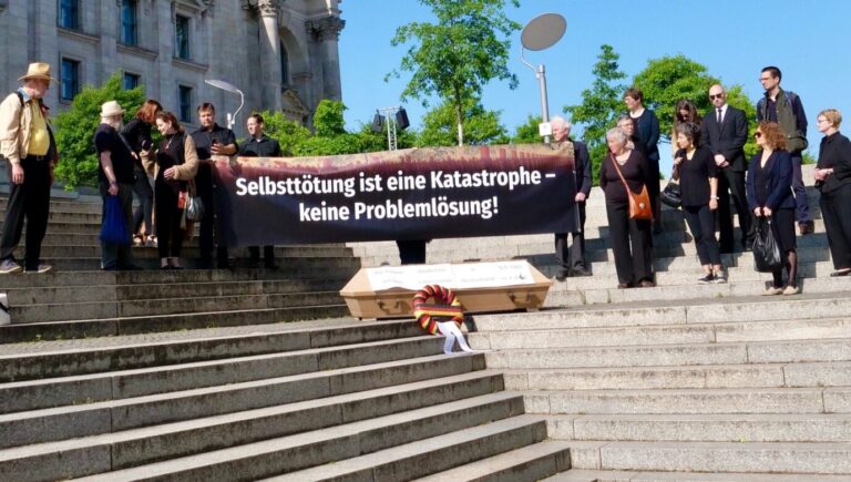 Mit einer „Trauerdemonstration“ gegen assistierten Suizid verabschiedeten sich Mitglieder des Bundesverbands Lebensrecht e.V. am Donnerstag symbolisch vom humanen Rechtsstaat, der das Leben aller Bürger wertschätzt und schützt Foto: Bundesverband Lebensrecht e.V.