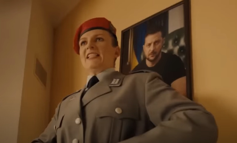 In dem russischen Video plündert die Bundeswehr eine deutsche Familie aus.