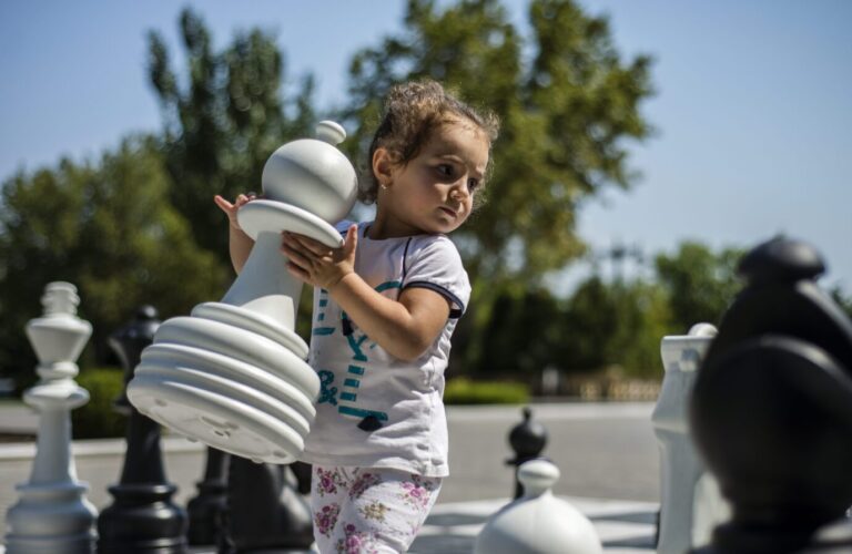 Der nächste Schachzug gegen Kinder? Die Abschaffung des Ehegattensplittings wird derzeit heiß diskutiert (Symbolbild) Foto: picture alliance / NurPhoto | Oleksandr Rupeta