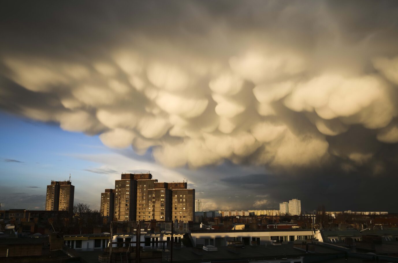 Mammatuswolken über Berlin – sind die luftigen Gebilde der Schlüssel im Kampf gegen die Erderwärmung? Foto: picture alliance / ASSOCIATED PRESS | Markus Schreiber