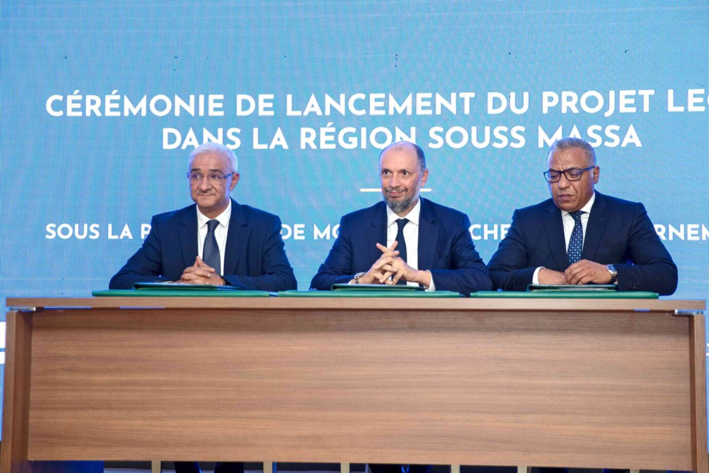 Leoni sieht gutes Fachkräftepotential in Marokko. Auf dem Bild (links) Fakhri Bouguerra, Country Manager Leoni Marokko, bei der Unterzeichnung mehrerer Investitionsprojekte in Marokko.