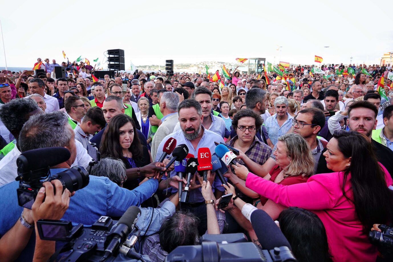 Sollten sie mit der PP koalieren, wäre die zukünftige spanische Regierung Mitte-Rechts: Vox-Chef Santiago Abascal ist beim Wahlkampf in Gijón in seinem Element