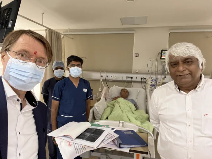 Dieses Selfie machte Lauterbach aus einem indischen Krankenhaus. Er ist der einzige mit rotem Punkt auf der Stirn. Foto: Twitter