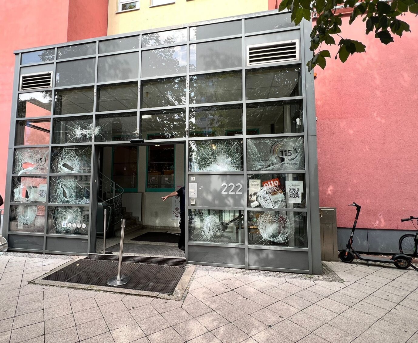 Der verwüstete Eingangsbereich der Ausländerbehörde Magdeburg nach der Attacke des Asylbewerbers.