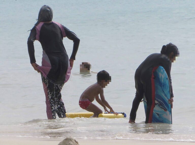 Eine Frau badet im Burkini am Strand (Symbolbild): In Italien löst die islamische Bademode einen Streit aus Foto: picture alliance / PHOTOPQR/NICE MATIN/MAXPPP | Patrice Lapoirie