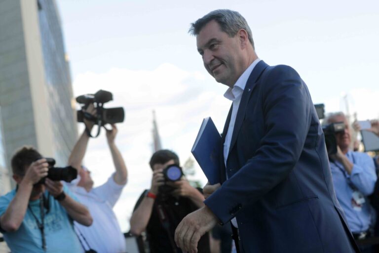 Bayerns Ministerpräsident Markus Söder (CSU) läßt sich fotografieren.