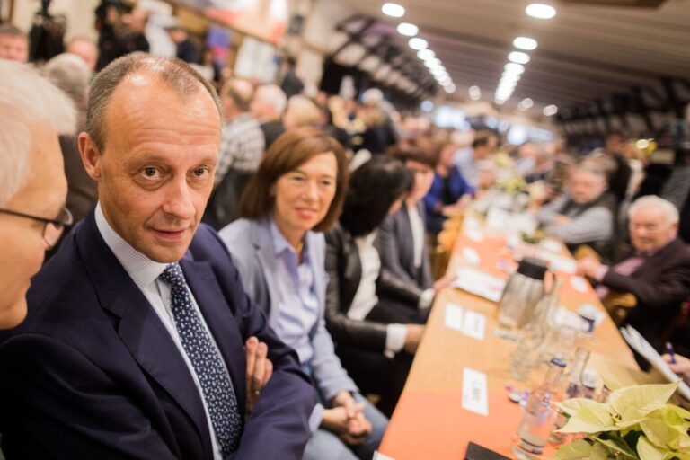 10.11.2018, Nordrhein-Westfalen, Arnsberg: Friedrich Merz, Kandidat für den CDU-Bundesvorsitz, sitzt in der Schützenhalle der St. Sebastianus Schützenbrüderschaft neben seiner Frau Charlotte. Die Hochsauerland-CDU will Merz als Kandidaten nominieren. Foto: Rolf Vennenbernd/dpa