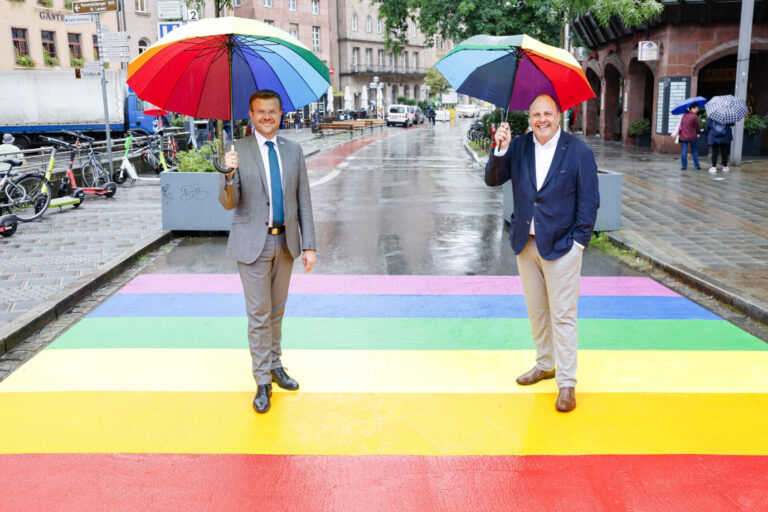 In Nürnberg prangt nun ein Regenbogenzebrastreifen auf der Straße.