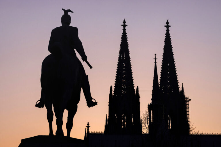 Der Kölner Dom mit Reiterdenkmal Kaiser Wilhelms II. an der Hohenzollernbrücke im Abendlicht am 11.11.2020, Quelle: picture alliance/dpa / Christoph Hardt / Geisler-Fotopress